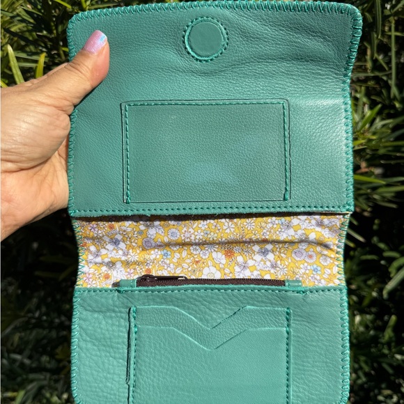 Lyons Leather Co. Turq Travel Wallet - Picture 3 of 3